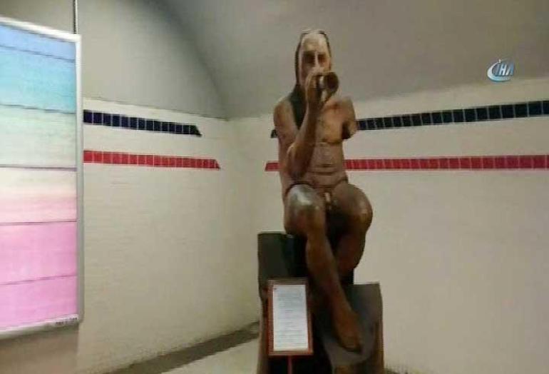 İzmir metrosundaki heykeli bezle kapattı