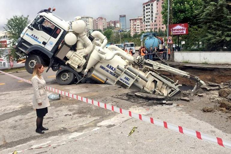 Ankarada yol çöktü