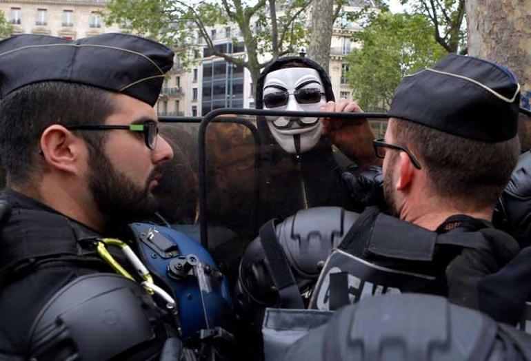 Pariste çalışma yasasını protesto edenlere polis müdahale etti