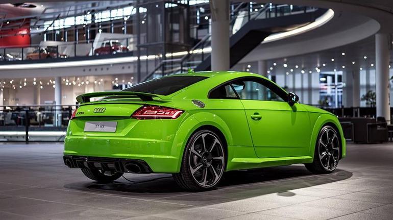 Yeşil Audi TT RS