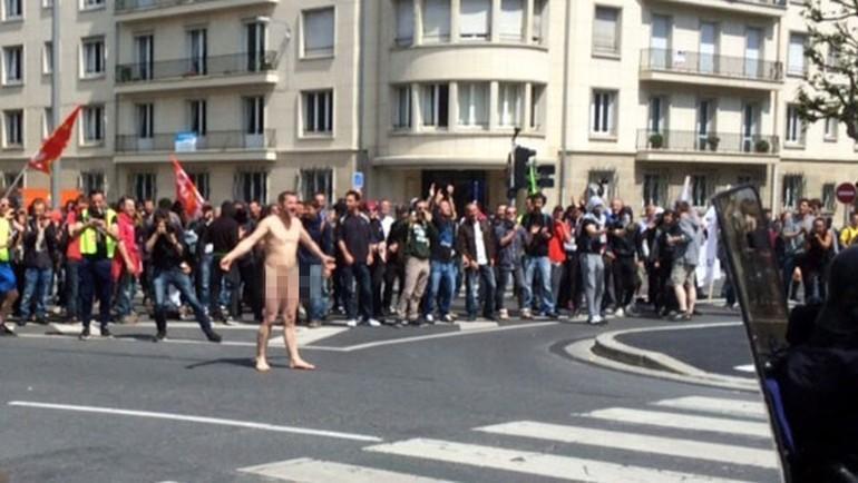 Fransa eylemlerinde polise karşı çıplak adam