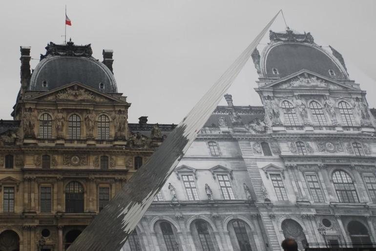 Louvre’un cam piramidi ‘silindi’ mi