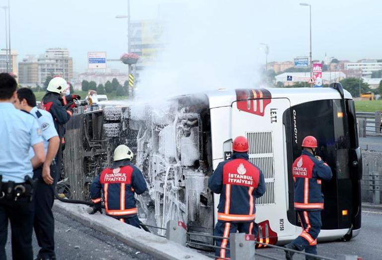 İstanbul Cevizlibağda metrobüs devrildi: Yaralılar var
