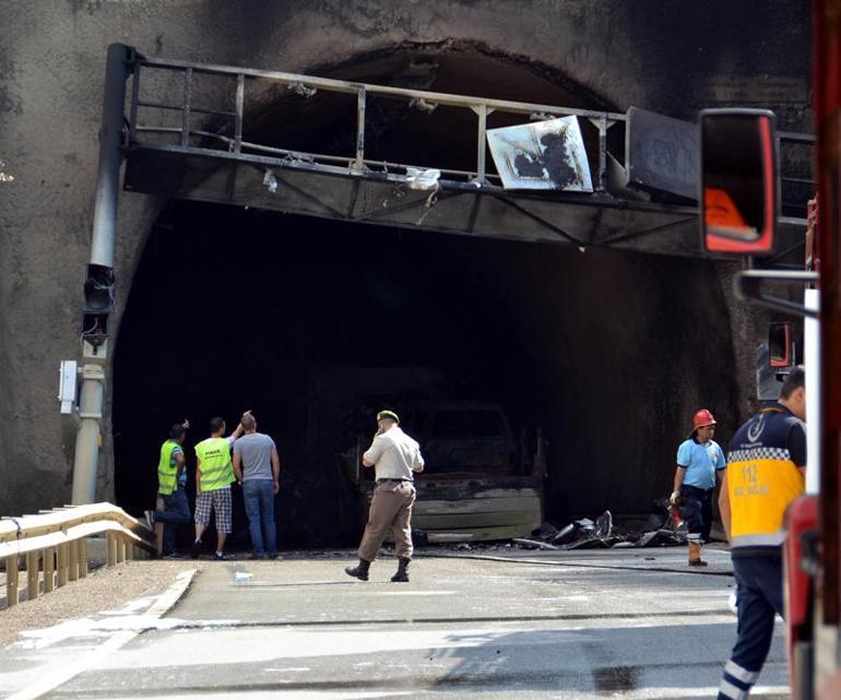 TIR tünele çarptı: 5 kişi öldü