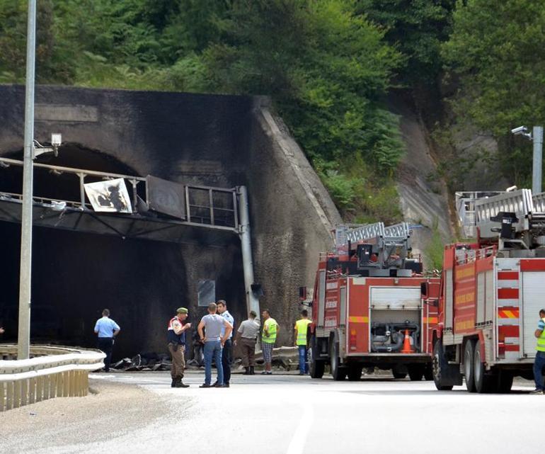 TIR tünele çarptı: 5 kişi öldü