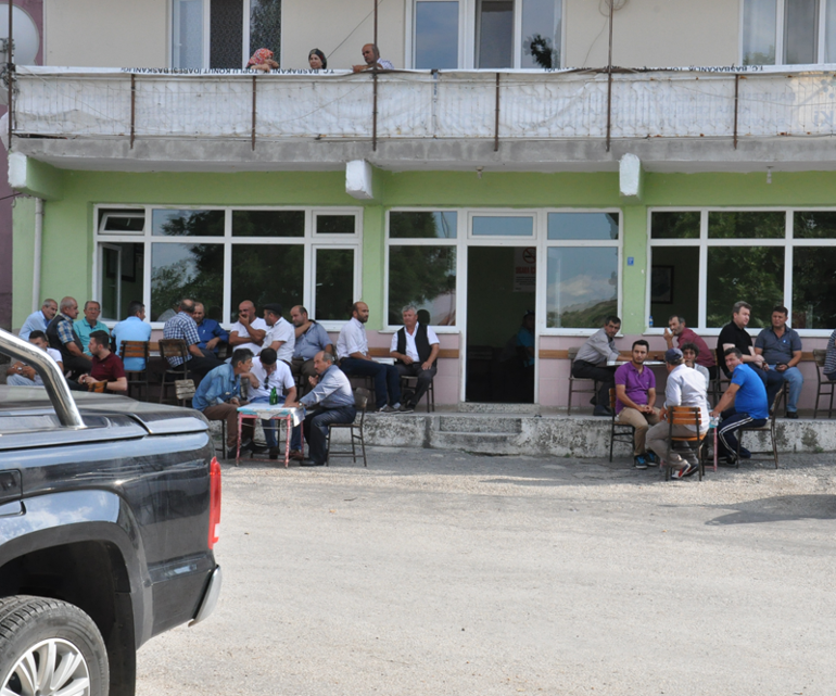 Balıkesirde kahvehaneye silahlı saldırı: 3 ölü