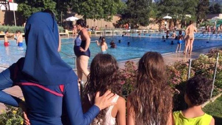 Cenevre’de havuza haşema ile gelen kadın dışarı çıkarıldı