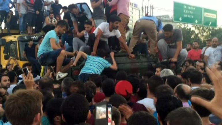 Darbeci askerleri linçten polis kurtardı