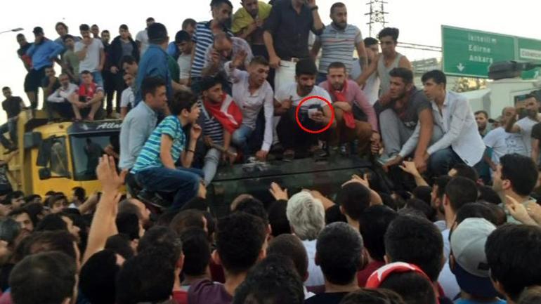 Darbeci askerleri linçten polis kurtardı