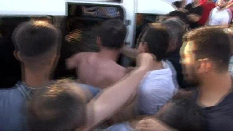 Darbeci askerleri linçten polis kurtardı