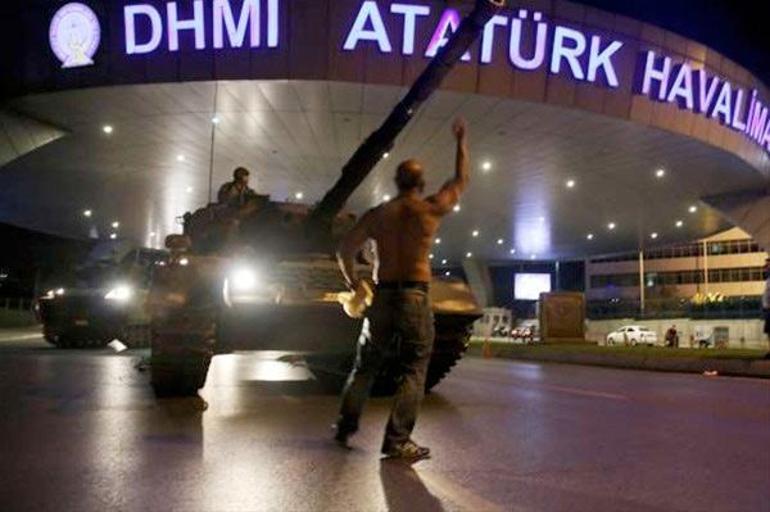 Tankın önüne yatan adam konuştu