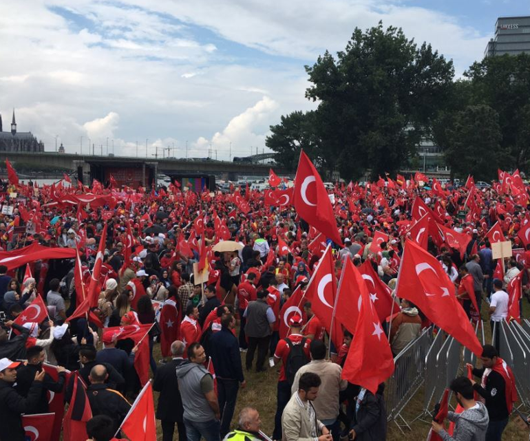 Kölnde darbe karşıtı miting