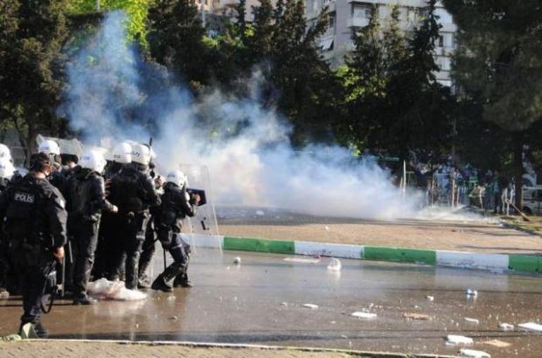Bursasporlu taraftarlar gözaltındaki eski Vali Harputu protesto etti