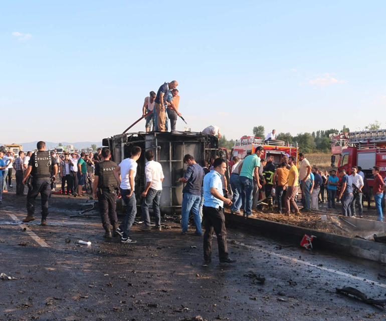Bingöl’de polis aracına bombalı saldırı