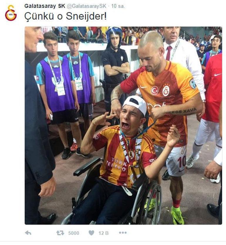Sneijder, madalyasını engelli bir taraftara hediye etti