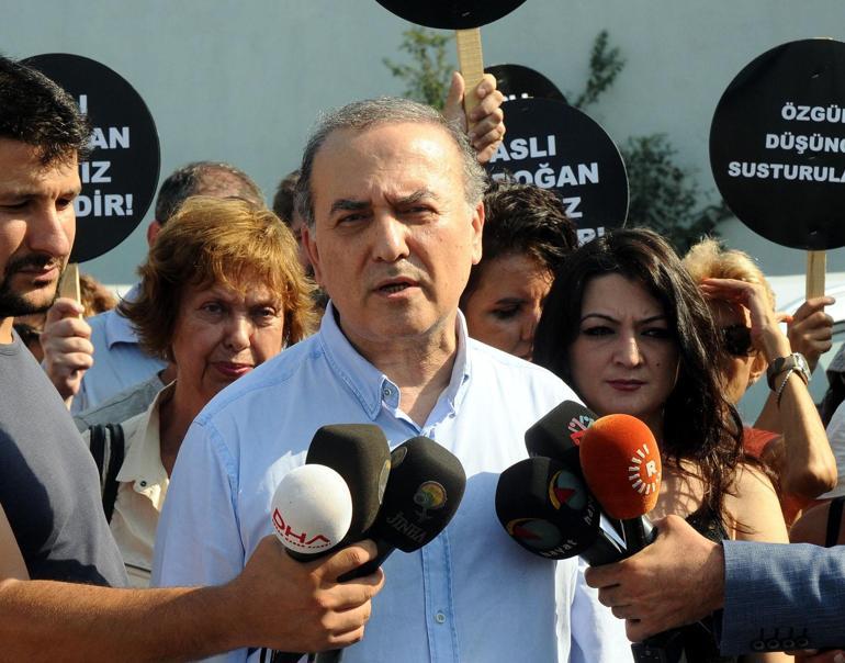 Tutuklu yazar Aslı Erdoğan için özgürlük nöbeti