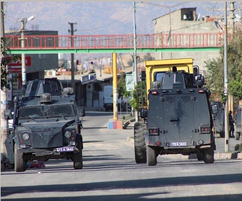 Vanda devriye gezen zırhlı polis aracına bombalı saldırı