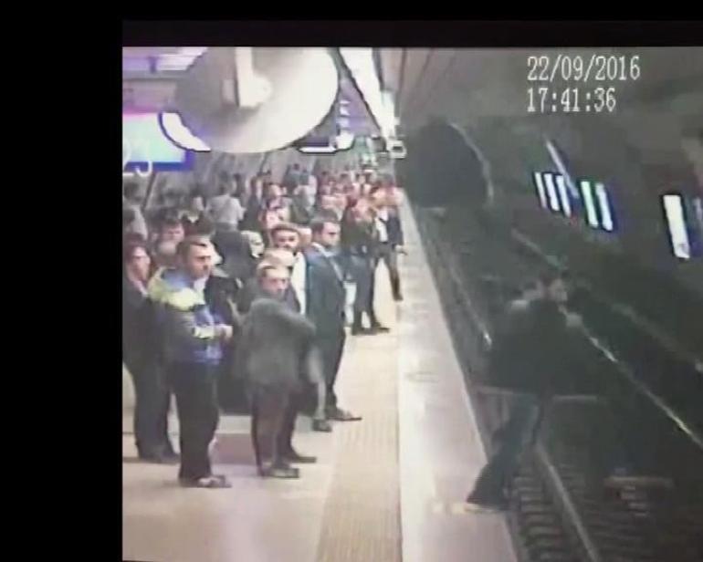 İstanbul metrosunda seferler durdu, yolcular tahliye edildi