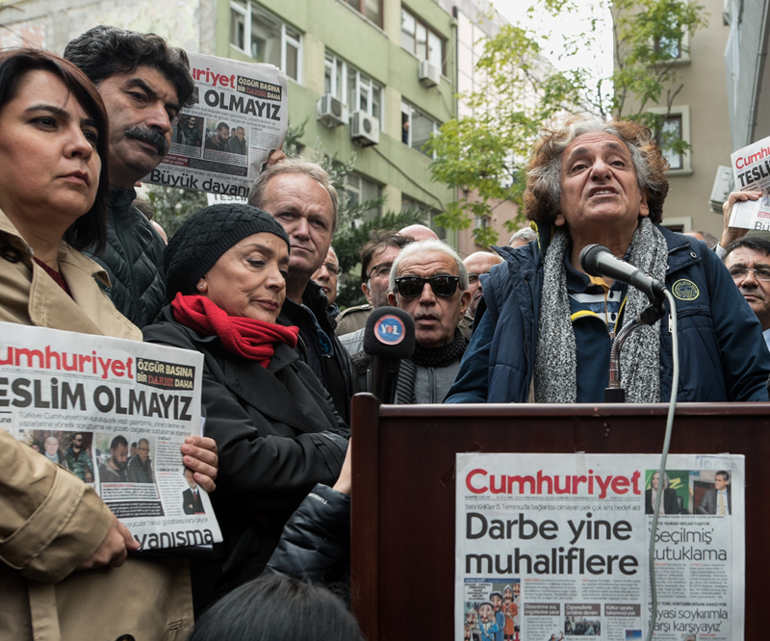 Sanatçılardan Cumhuriyet Gazetesine destek ziyareti