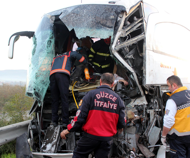 Yolcu otobüsü TIRa çarptı: 1 ölü, 10 yaralı