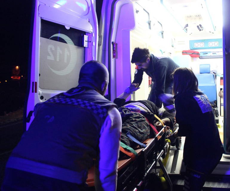 İşçileri taşıyan minibüs devrildi: 1 ölü, 14 yaralı