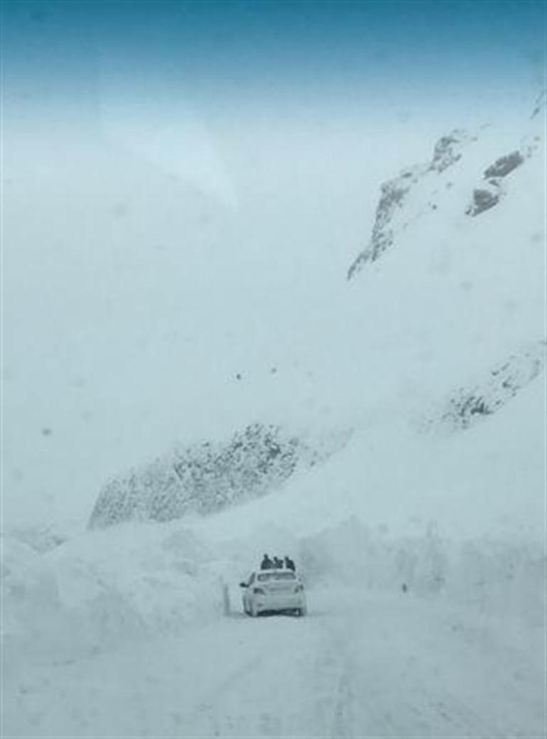 Kaymakam çığ altına kalmaktan son anda kurtuldu