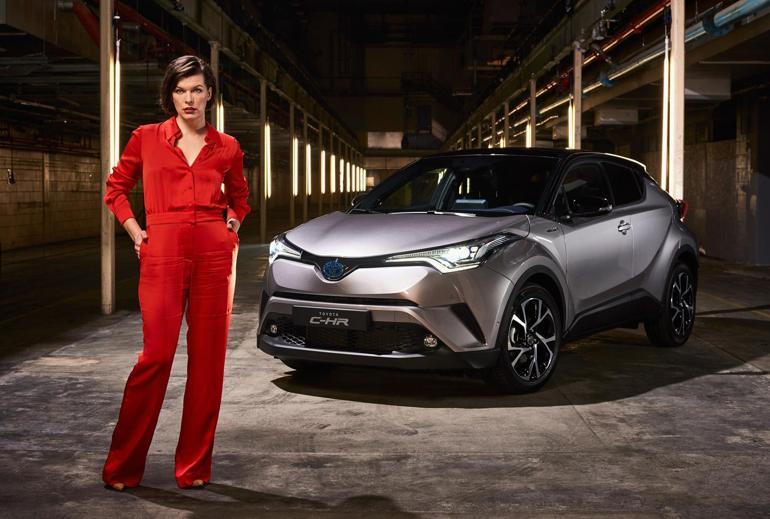 Toyota C-HR dururken bile hareket halinde