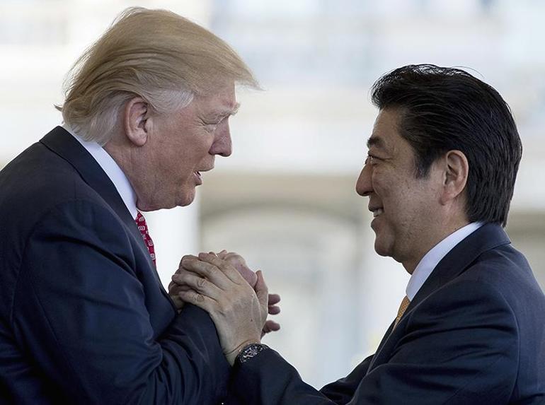 ABD Başkanı Trump, Japonya Başbakanını dinliyormuş gibi yapmış