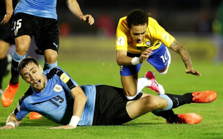 Messi Şilinin ifadesini aldı, Brezilya Muslerasız Uruguayı topa tuttu