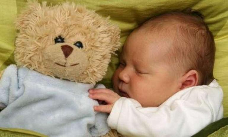 Uzmanlar uyardı: Bebeğinizle uyumayın çünkü...