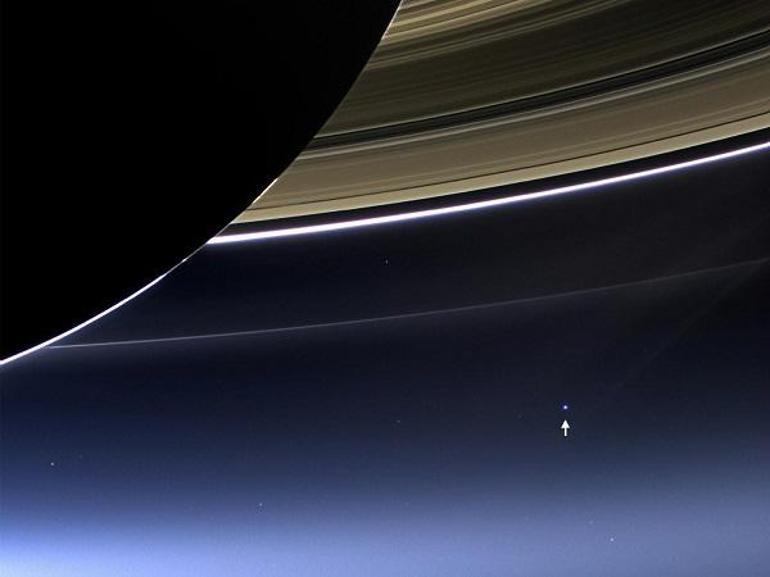 Cassini Uzay Aracı Dünyayı Satürnün halkalarından görüntüledi