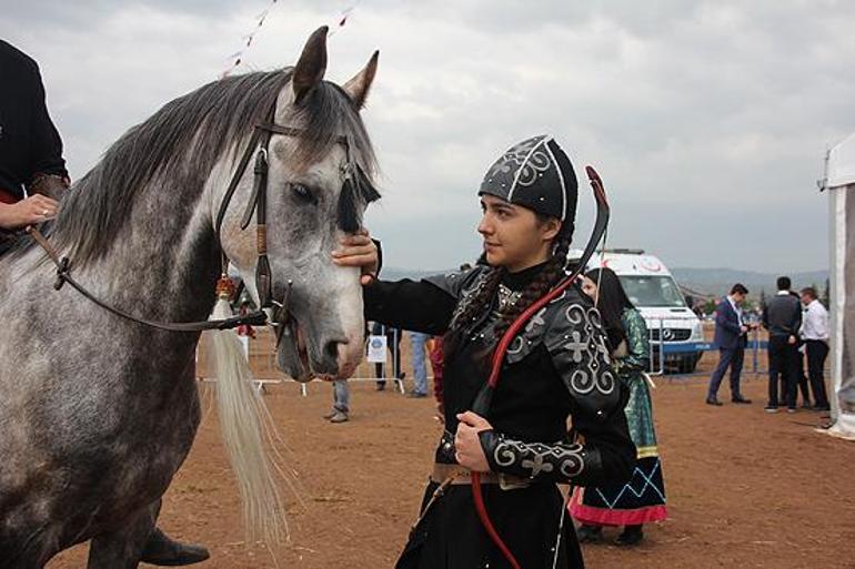 Kadın sporcular ata sporu atlı okçulukta yeni gençliğe örnek oldu