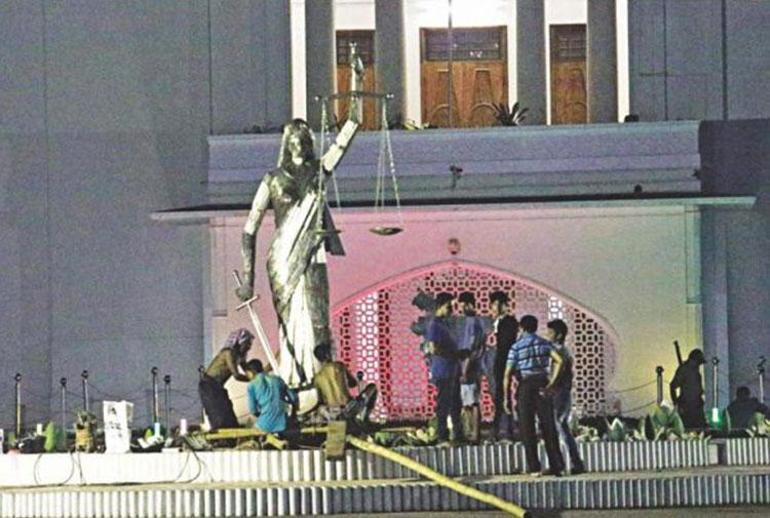 Bangladeşte radikal İslamcılar kadın heykelini söktürdü