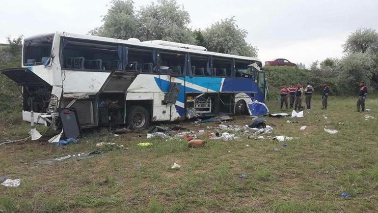 Son dakika... Ankarada yolcu otobüsü devrildi