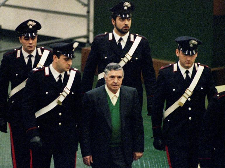 İtalyan adaleti mafya babası için ikiye bölündü