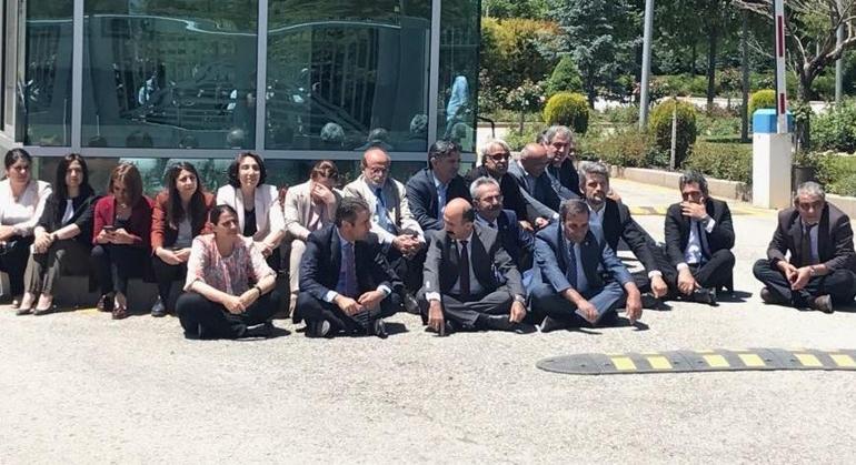 Son dakika... HDPden AYMnin önünde oturma eylemi