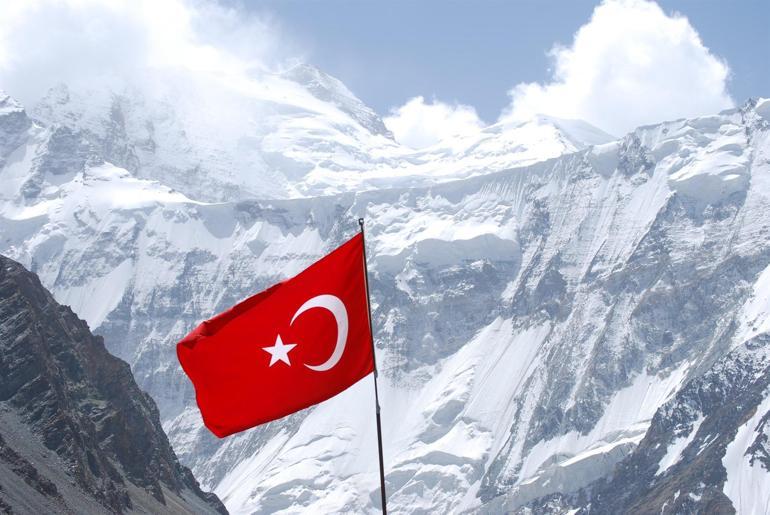 Türk dağcılar Korjenevskaya Dağı’na tırmandı