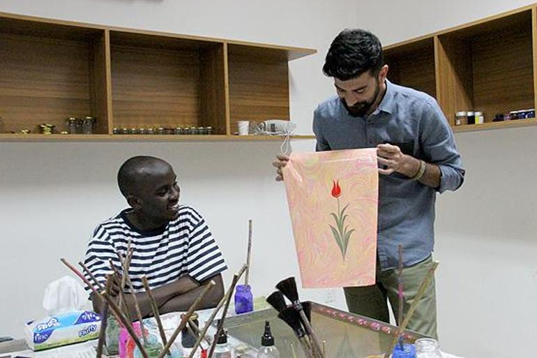 Sudanda ebru sanatına yoğun ilgi