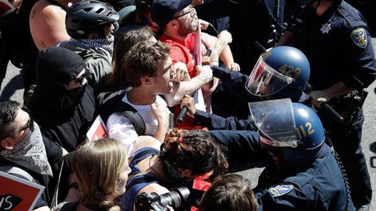 San Franciscoda ırkçılar ve Trump protesto edildi