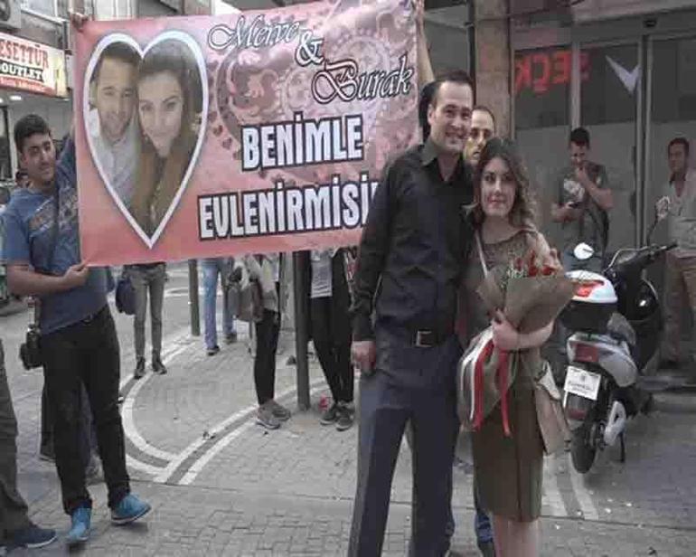 Kadın öğretmene okul çıkışında sürpriz evlilik teklifi