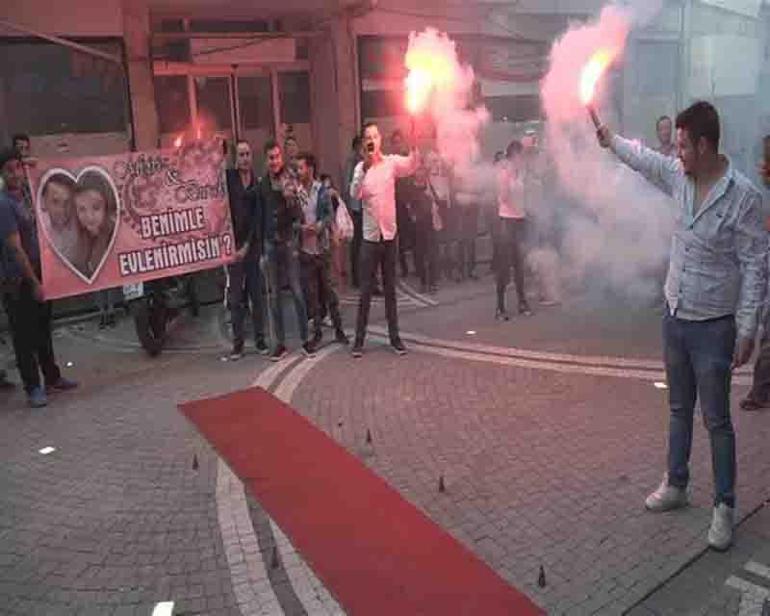 Kadın öğretmene okul çıkışında sürpriz evlilik teklifi