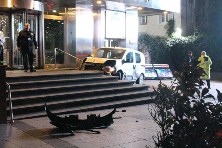 Otomobil plazanın merdivenlerine çıktı: 1i ağır 2 yaralı