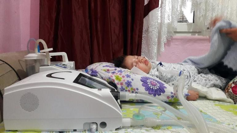 Hakkaride görevli askerin hasta bebeği yardım bekliyor