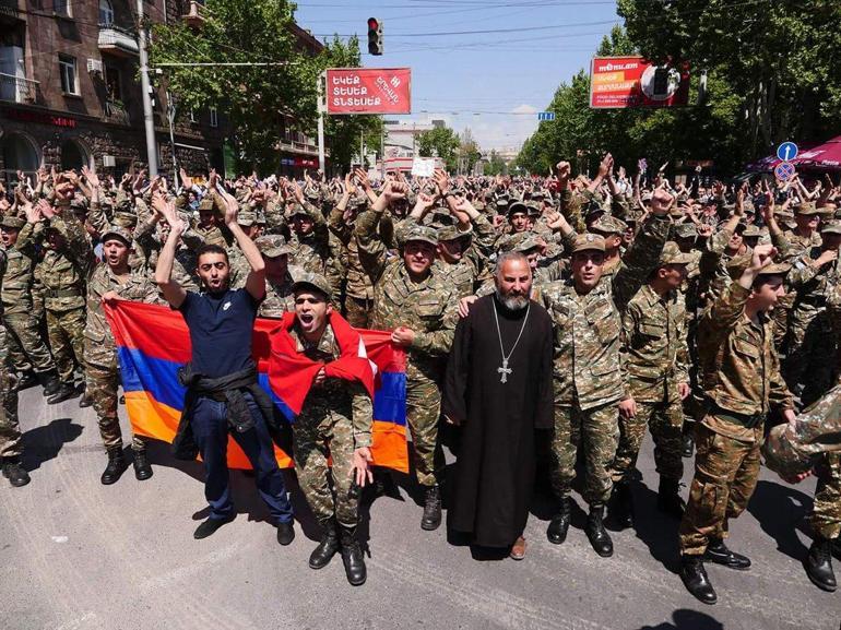 Ermenistanda askeri üniformalı protestocular sokakta