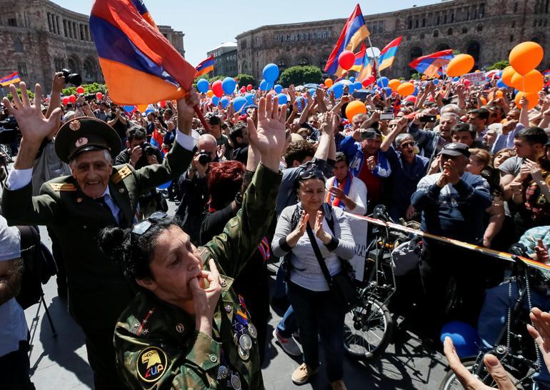 Ermenistanda gösteriler sürüyor Yolları da kapattılar
