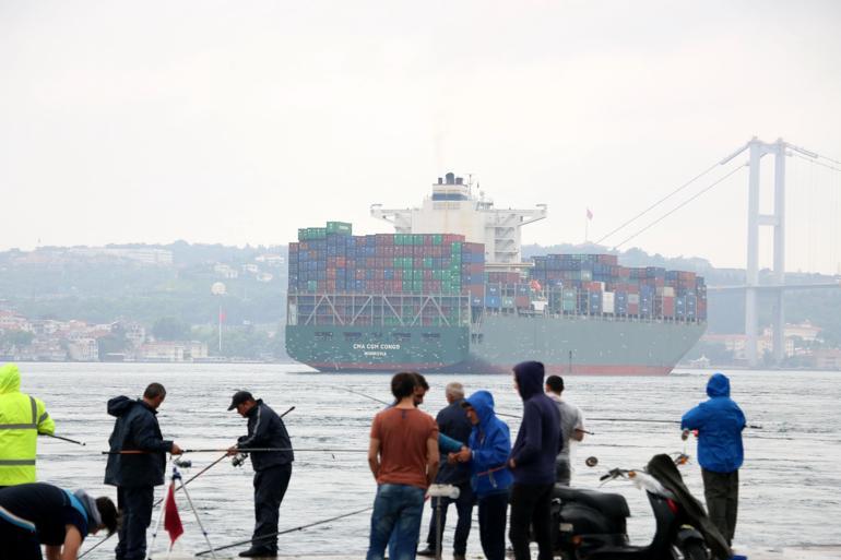 3 futbol sahası büyüklüğündeki gemi İstanbul Boğazından böyle geçti