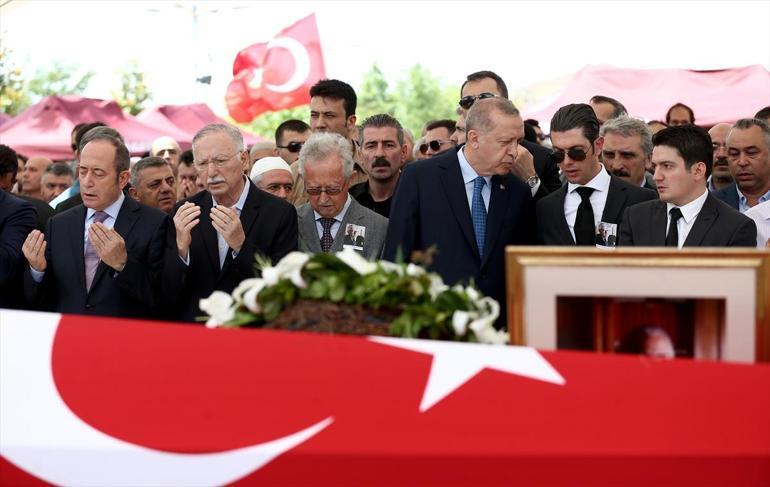 Cenazede Cumhurbaşkanı Recep Tayyip Erdoğan ve Ekmeleddin İhsanoğlunun birlikte saf tuttuğu fotoğraf dikkatleri çekti.