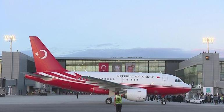 Cumhurbaşkanı Erdoğanı taşıyan uçak 3. Havalimanına indi