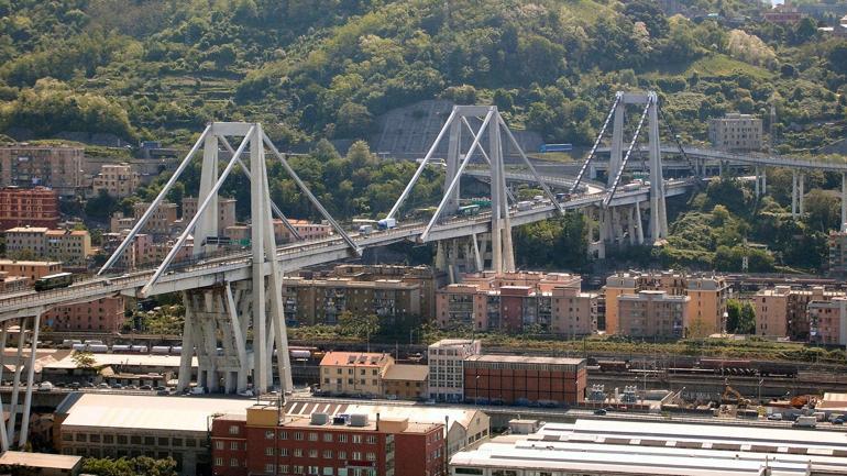 İtalyada köprü çöktü: Onlarca ölü var