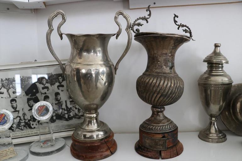 Çöpte bulunan kupalar Denizlispor Müzesine teslim edildi